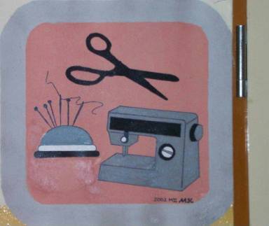 Signet des Fachbereichs Textiltechnik, entworfen von unserem Kollegen, Malermeister Teitge, übertragen und ausgeführt von Schülern der Klasse MDQM II, 1. Ausbildungsjahr, 2000/01.